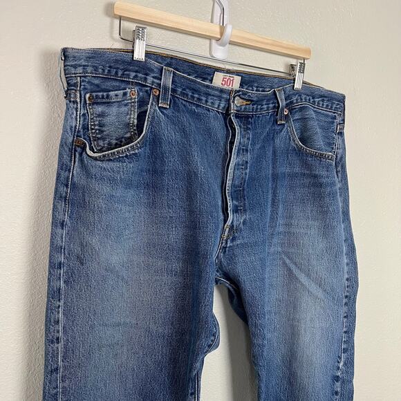 Levi's Men's 501 Original Straight Leg Button Fly Medium Wash Denim Jeans 42x30 - Picture 4 of 8